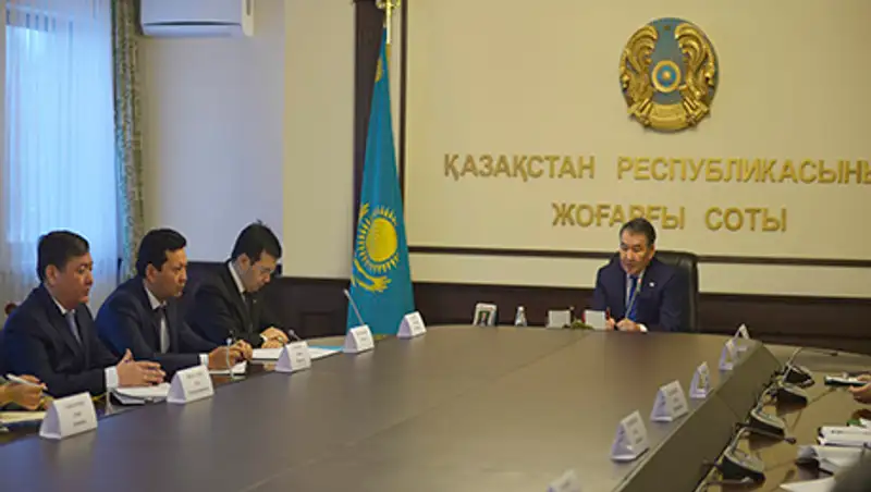 Председатель ВС встретился с обладателями стипендии «Болашак» от судебной системы