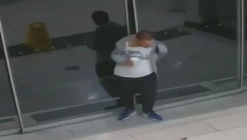 "Главное – не пролить кофе": в Сети высмеяли неуклюжего грабителя