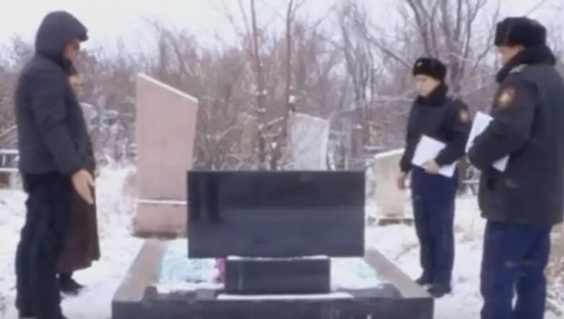 На шымкентских кладбищах воруют памятники из черного мрамора