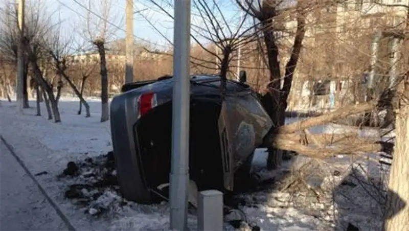 В Темиртау иномарка врезалась в дерево, погиб пассажир 