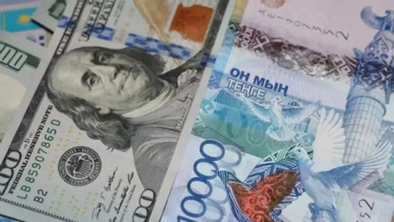 В июне казахстанцы купили рекордно минимальное количество долларов