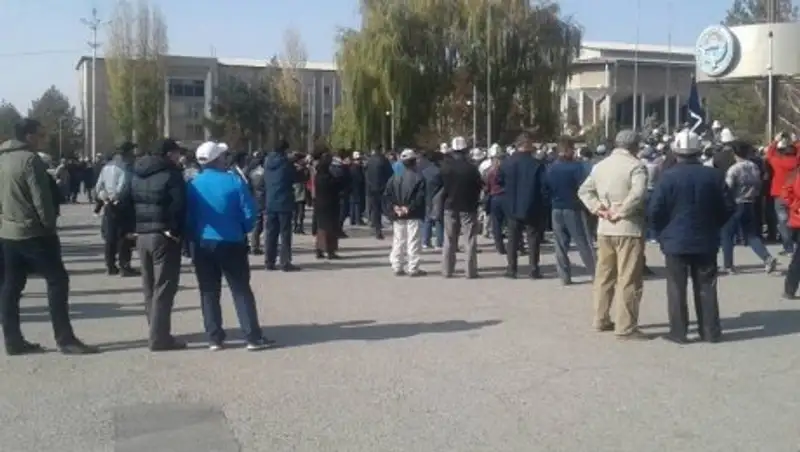 В Кыргызстане митингующие потребовали решить проблему на границе с Казахстаном