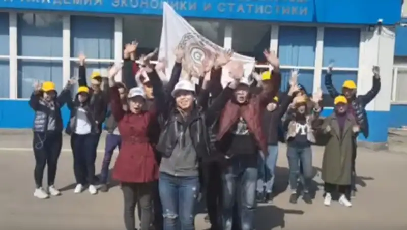 Молодежь Алматы провела флешмоб в поддержку Президента