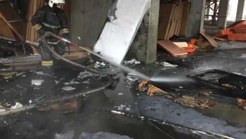 Строящаяся многоэтажка горела в центре Алматы