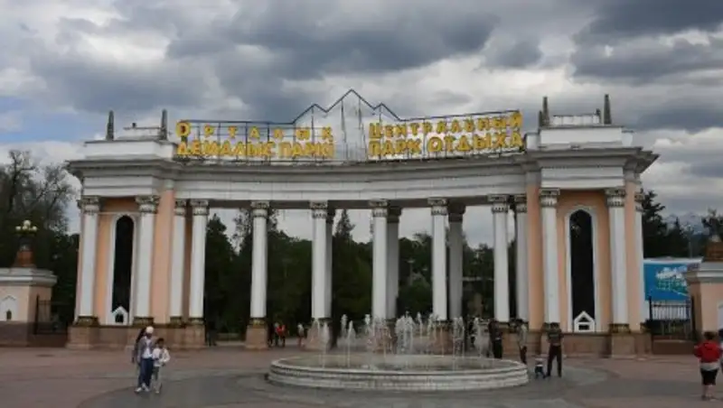 В Центральном парке Алматы закроют парковку