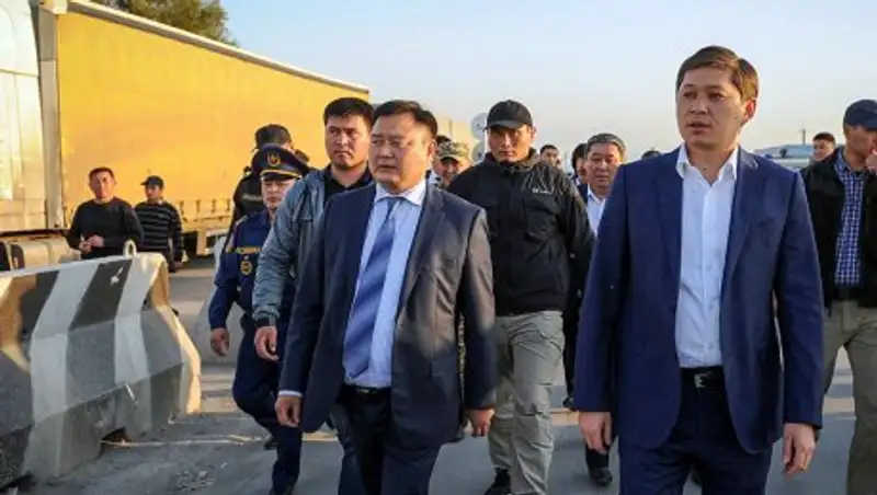 Премьер Кыргызстана назвал тяжелой ситуацию на границе с РК