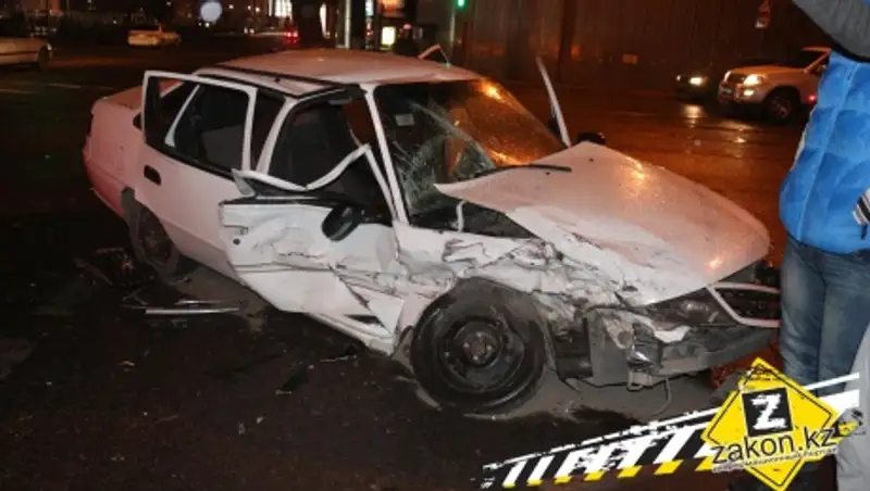 Поворот в неположенном месте закончился аварией в Алматы