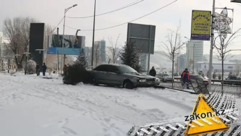 В Алматы Audi слетел с дороги на тротуар