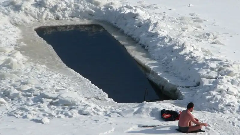 Врач рассказала о противопоказаниях к купанию в проруби