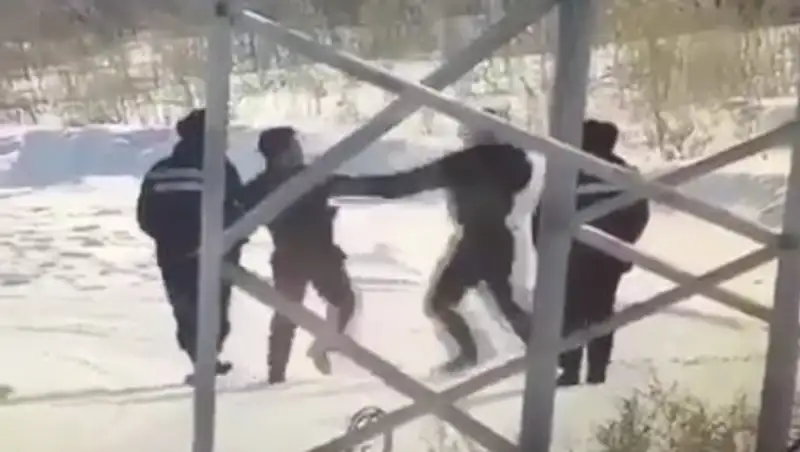 Драка между казахстанскими полицейскими попала на видео