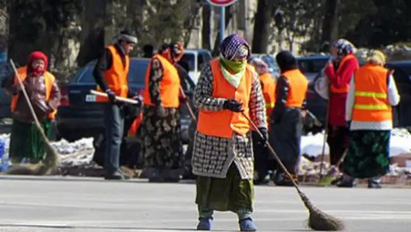 Мэрия Душанбе подарит женщинам-дворникам по $150
