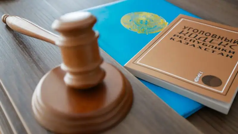 Порезавшего жену и падчерицу экс-директора школы приговорили к общественным работам