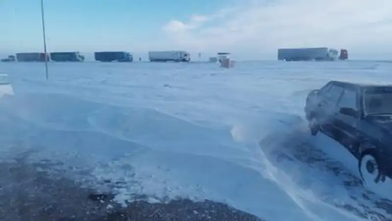 Дороги закрывают в Казахстане