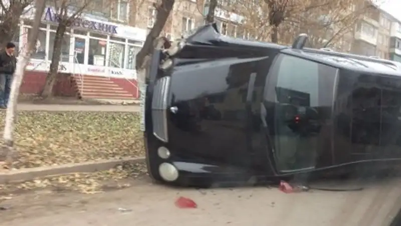 Mercedes опрокинулся в центре Петропавловска