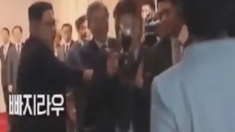 Ким Чен Ын отпихнул фотографа за попытку снять его жену