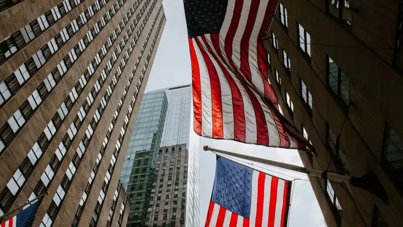 ФРС США подает ястребиные сигналы: цикл повышения ставок может продолжиться