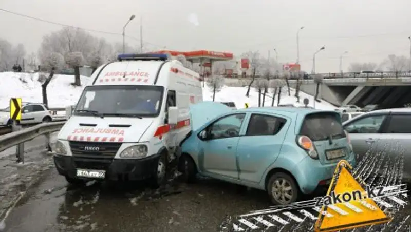 "Скорая помощь" с роженицей попала в ДТП в Алматы