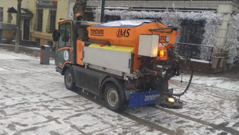 Алматы чистят от снега спецтехникой