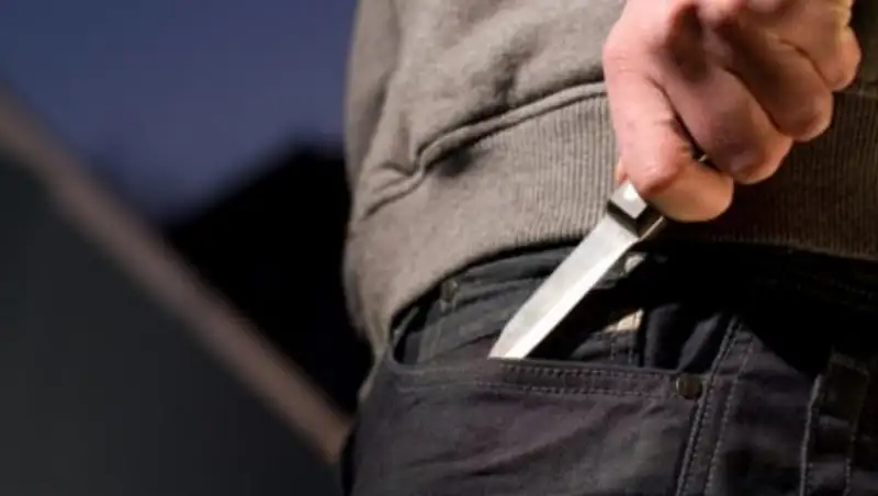 Поговорили по-мужски: Парень из ревности пырнул ножом сокурсника своей девушки