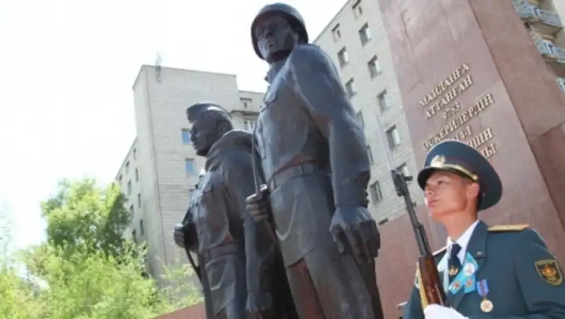 В Астане открыли памятник «Двум солдатам»
