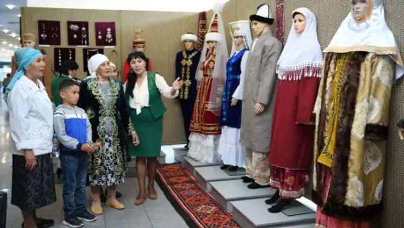 В Астане прошла комплексная выставка мастеров прикладного искусства и художников ЮКО