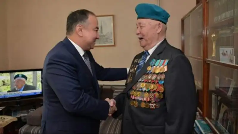 Аким Акмолинской области поздравил ветеранов Великой Отечественной войны