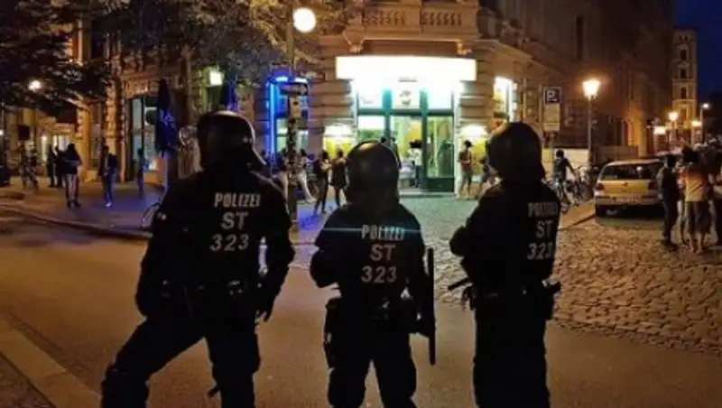 В массовой драке в Германии пострадали 15 полицейских