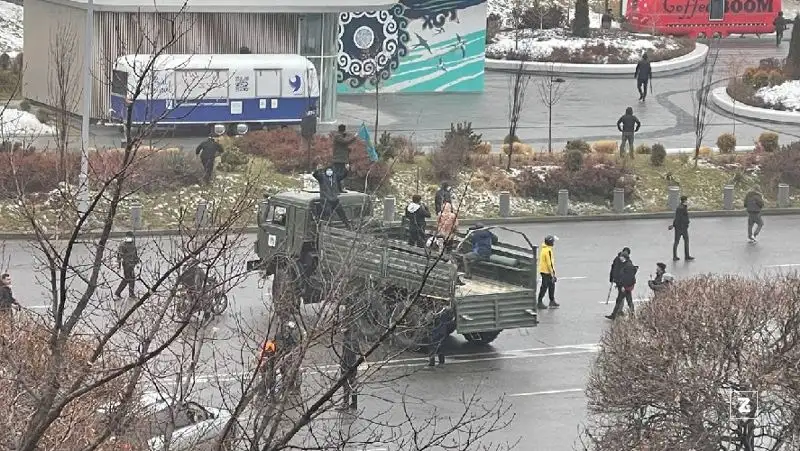 алматы, акимат, митингующие, акимат, штурм, фото - Новости Zakon.kz от 05.01.2022 14:47