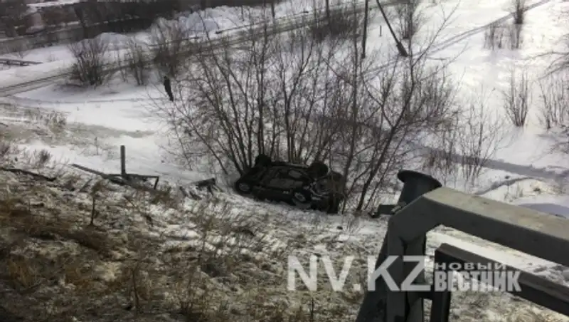 Автомобиль слетел с моста в Караганде