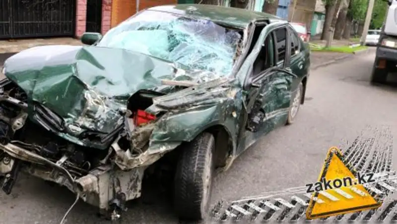Массовое ДТП с участием КамАЗа произошло в Алматы