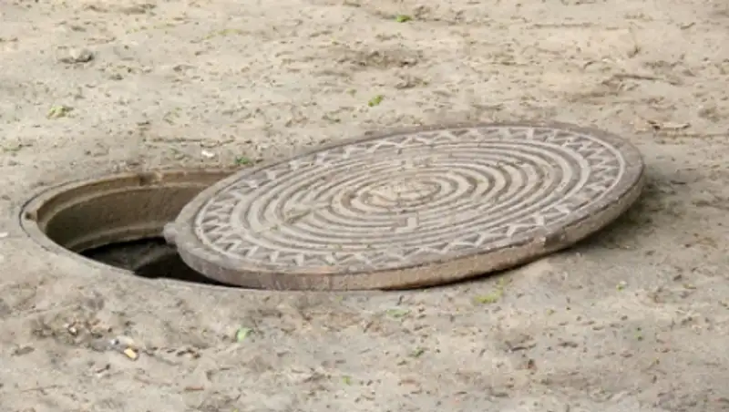 В Новгородской области школьница погибла, упав в открытый люк