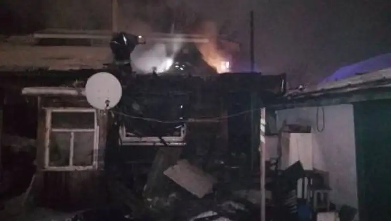 Подростки спасли женщину из горящего дома в Семее