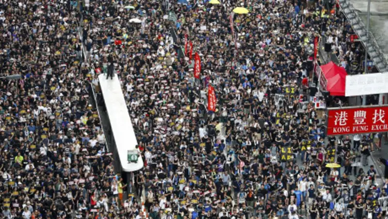 Протесты в Гонконге: полицейского ранили в шею канцелярским ножом