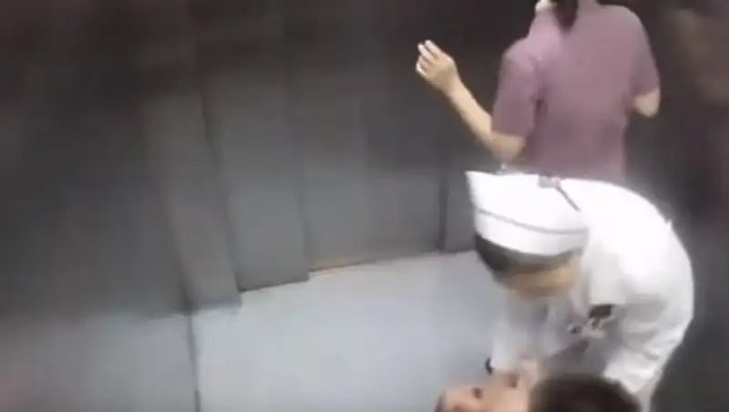 В Китае пациентка не успела дойти до родильного отделения и стала мамой прямо в лифте