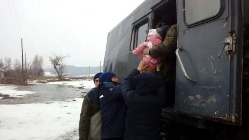 Последствия паводка в ВКО продолжают ликвидировать спасатели