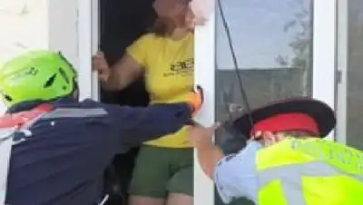 Женщина пыталась выпрыгнуть из окна в Атырау, фото - Новости Zakon.kz от 14.08.2022 18:05