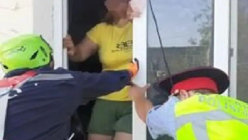 Женщина пыталась выброситься из окна многоэтажки в Атырау