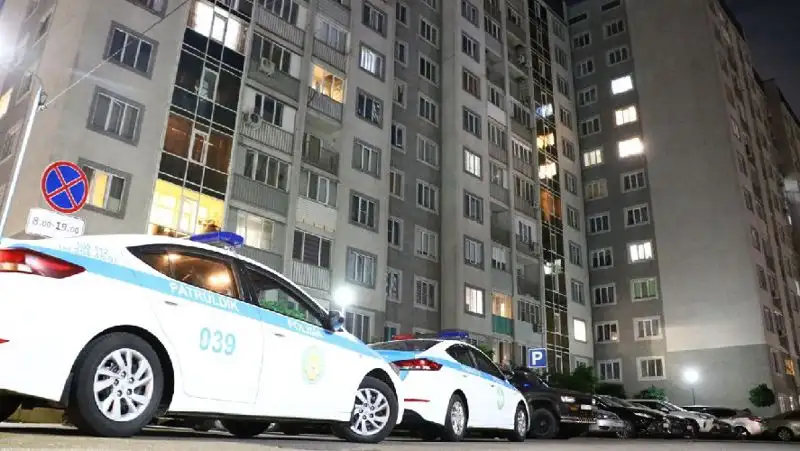 Mercedes снес лавочки, урны и столбы в центре Костаная