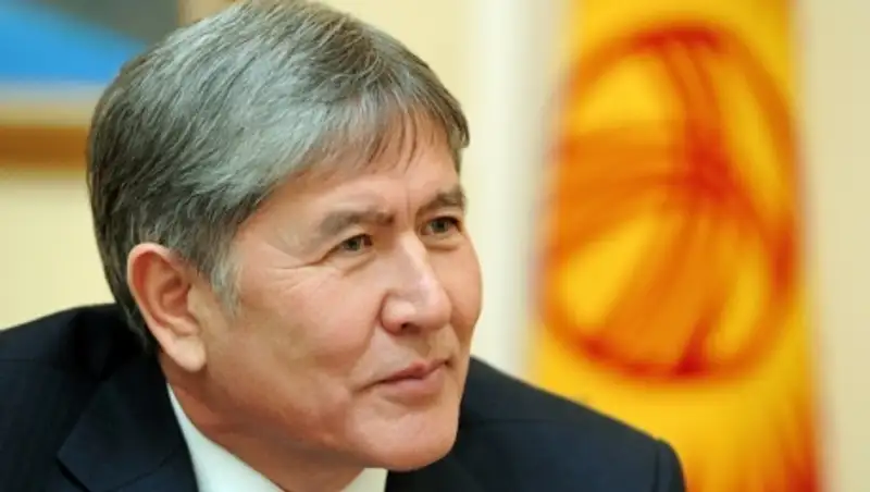 Алмазбек Атамбаев поздравил кыргызстанцев с Днем защитника Отечества