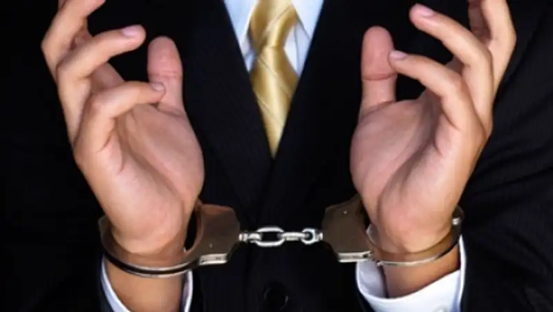 Сотрудника банка, обвиняемого в мошенничестве, освободили от уголовной ответственности