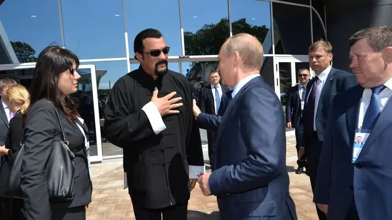 Владимир Путин наградил Стивена Сигала орденом