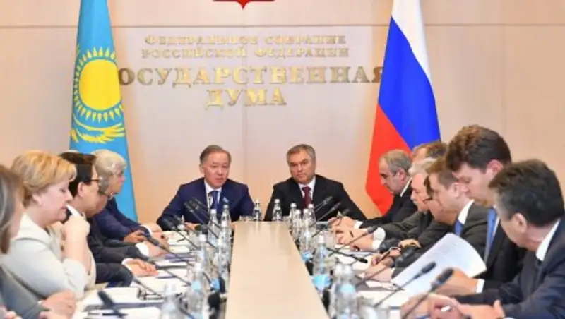 Председатель Мажилиса выступил на заседании парламентской комиссии в Москве