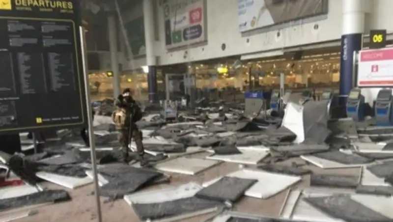 МВД Бельгии подтвердило, что в аэропорту Брюсселя прогремело 2 взрыва