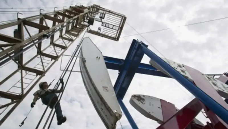 Цена Brent вновь опустилась ниже $50 несмотря на падение запасов в США