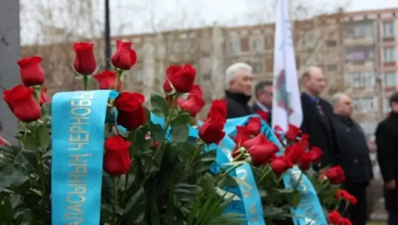 В Астане возложили цветы к памятнику жертвам чернобыльской трагедии