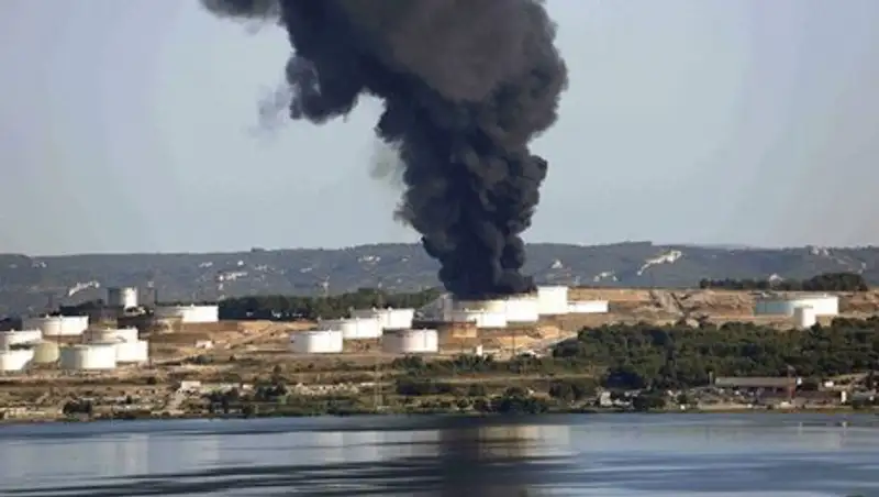 В Абу-Даби загорелся нефтеперерабатывающий завод