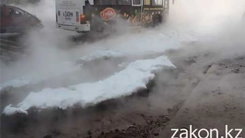 В Алматы скончался пенсионер, пострадавший во время аварии на теплотрассе