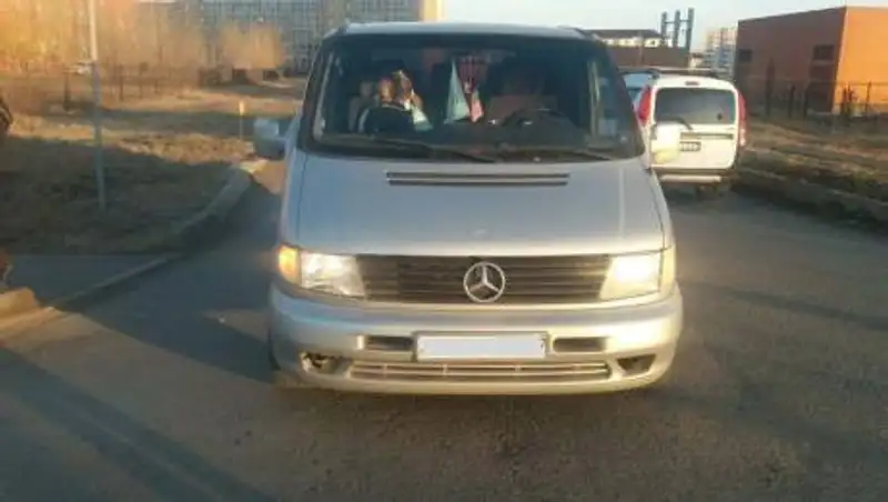 В ЗКО возле школы иномарка сбила 10-летнюю девочку