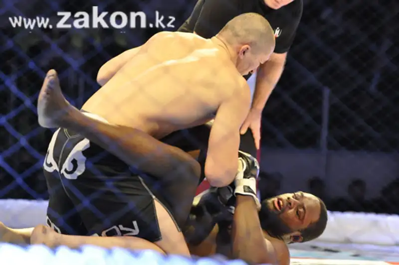 «Атилле» пришла «Смерть». Емельяненко выиграл в Алматы 18 бой в карьере (фото) «Атилле» пришла «Смерть». Емельяненко выиграл в Алматы 18 бой в карьере (фото), фото - Новости Zakon.kz от 22.12.2011 19:31