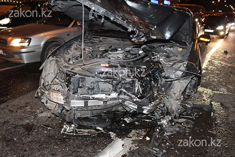 Два Мерседеса не подлежат восстановлению после столкновения на аль-Фараби-Сейфуллина в Алматы (фото), фото - Новости Zakon.kz от 11.07.2013 18:22